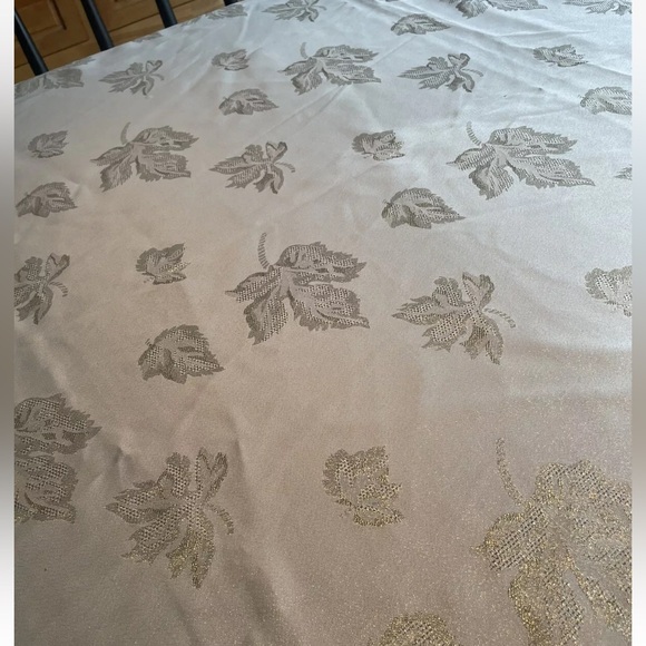 Christmas Tablecloth 60 x 83 Reversible Ivory Gold Metallic Holiday Dini… - Picture 4 of 4